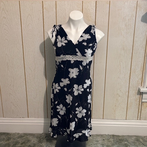 Chic Black and White Floral Midi Dress - Picture 1 of 4